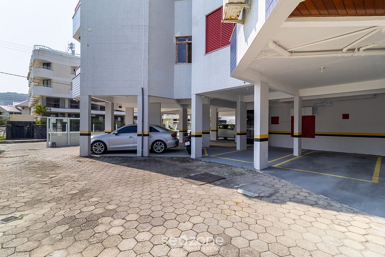 Apto c/Churrasq e acesso a Praia Brava RRA0103