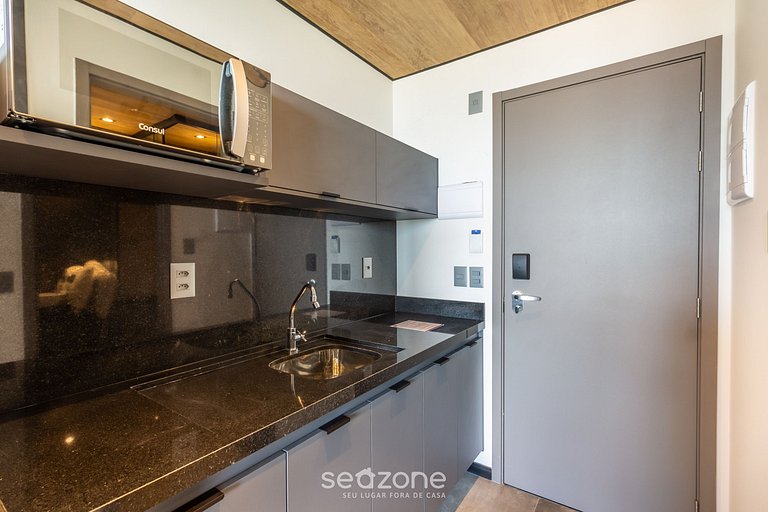 Estudio con piscina y vista lateral al mar NWT0916