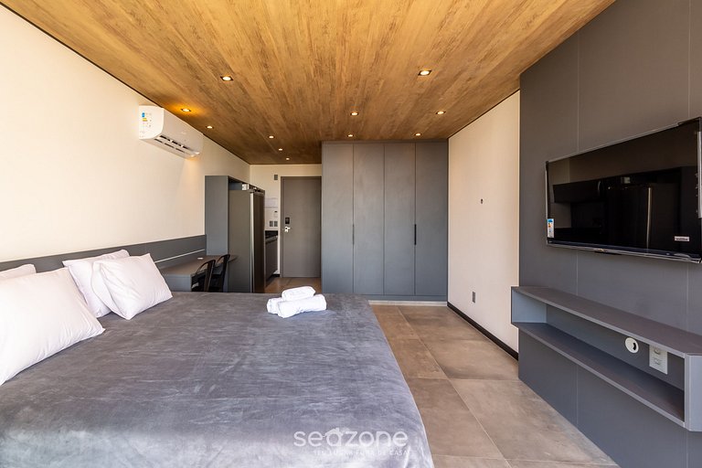 Estudio con piscina y vista lateral al mar NWT0916