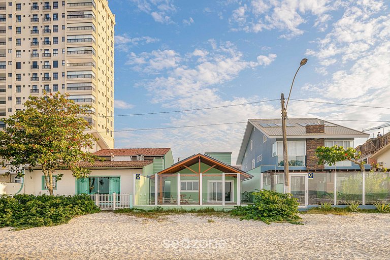 Casa na beira da praia Porto Belo/SC AAF378