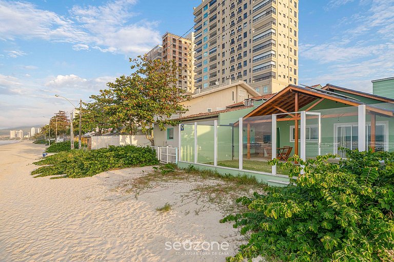 Casa na beira da praia Porto Belo/SC AAF378