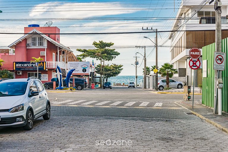 Apto c/varanda a 3min da praia de Bombas FLD103