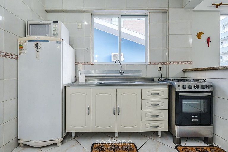 Apto c/varanda a 3min da praia de Bombas FLD103