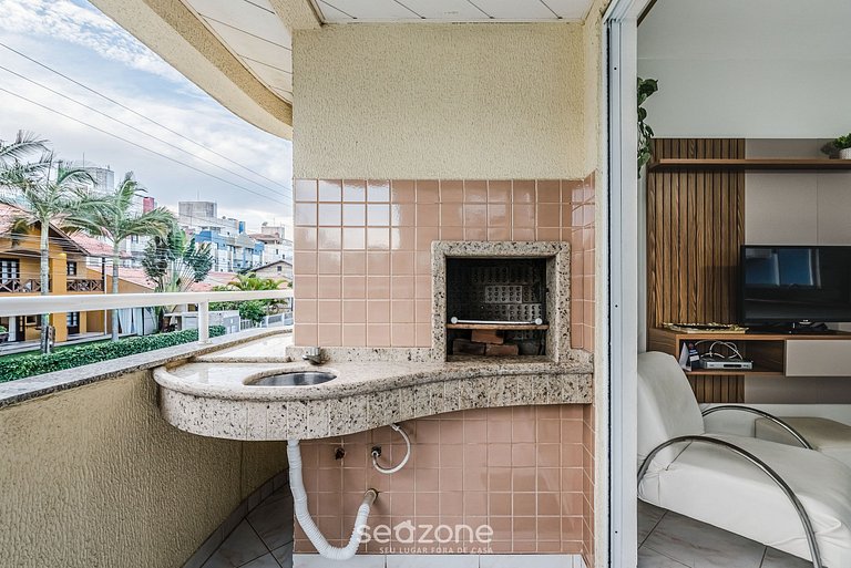 Apto c/varanda a 3min da praia de Bombas FLD103