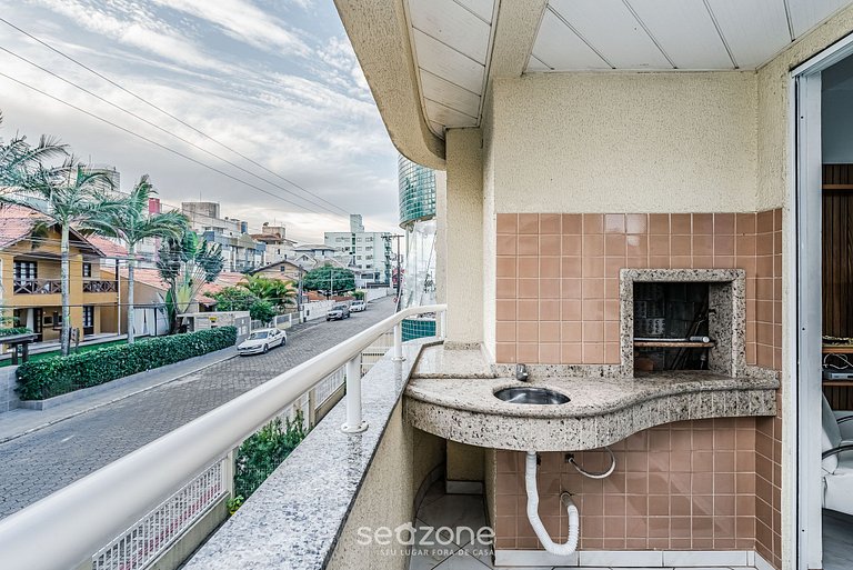 Apto c/varanda a 3min da praia de Bombas FLD103