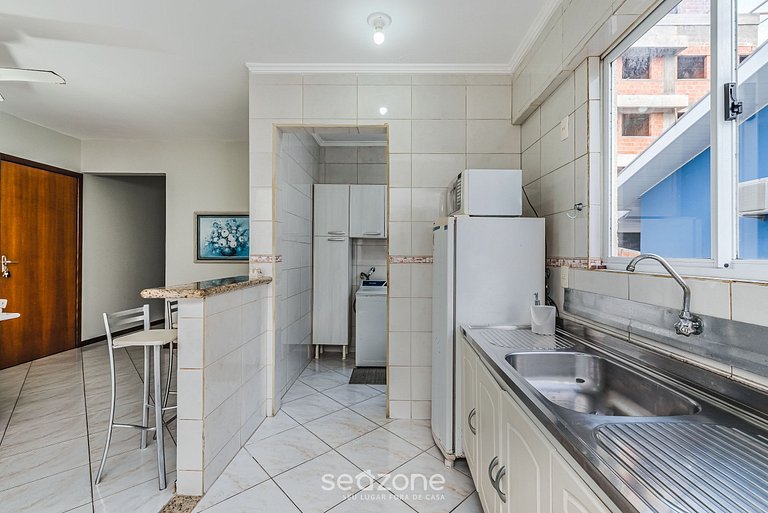 Apto c/varanda a 3min da praia de Bombas FLD103