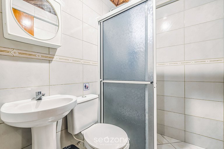 Apto c/varanda a 3min da praia de Bombas FLD103