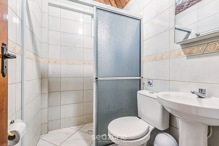 Apto c/varanda a 3min da praia de Bombas FLD103