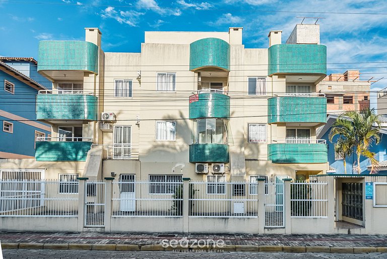 Apto c/varanda a 3min da praia de Bombas FLD103