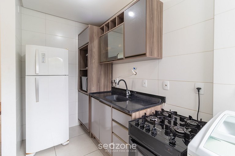 Lindo apto com sacada a 150m da praia SDP206