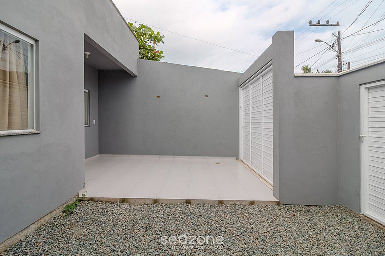 Casa 1Q c/ churrasq. garagem em Penha JCS0004