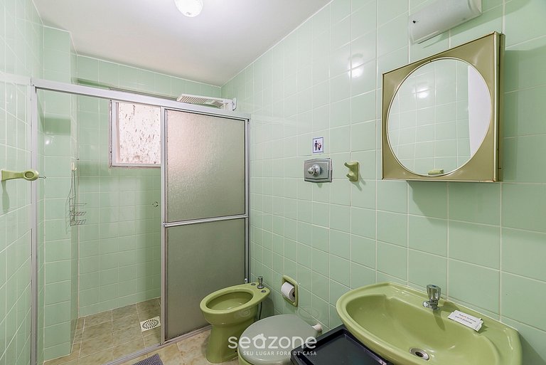 Apto bem localizado em Cond. frente mar IPTR0171