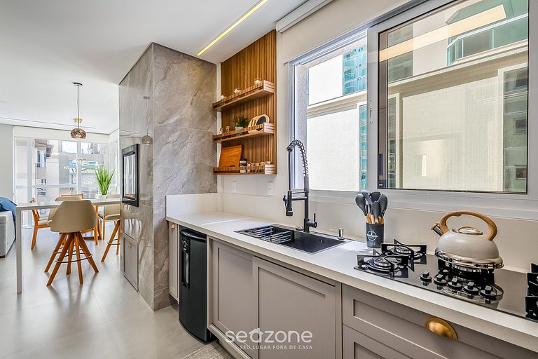 Apto 3Q moderno prox. do mar em Meia Praia EMA0201