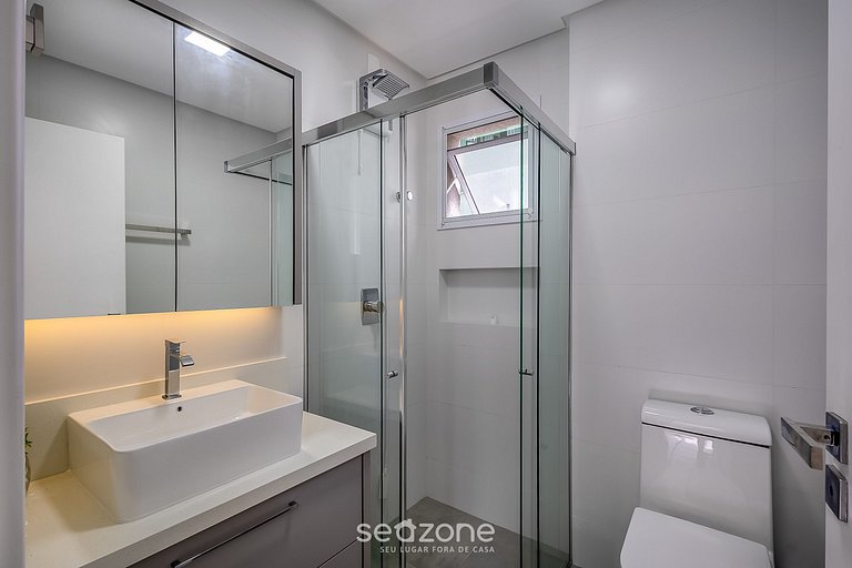 Apto 3Q moderno prox. do mar em Meia Praia EMA0201