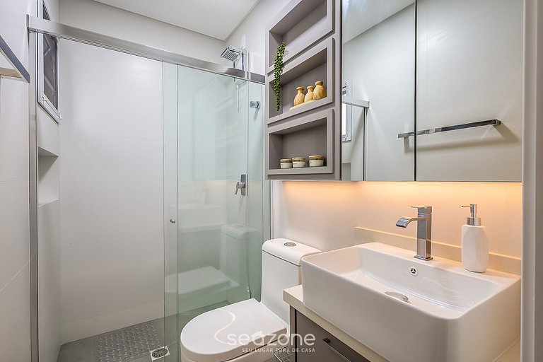 Apto 3Q moderno prox. do mar em Meia Praia EMA0201