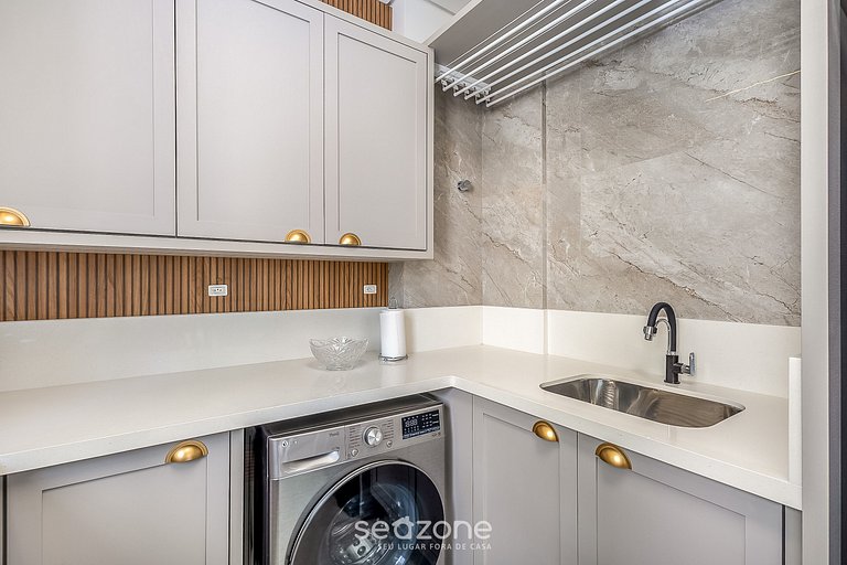 Apto 3Q moderno prox. do mar em Meia Praia EMA0201