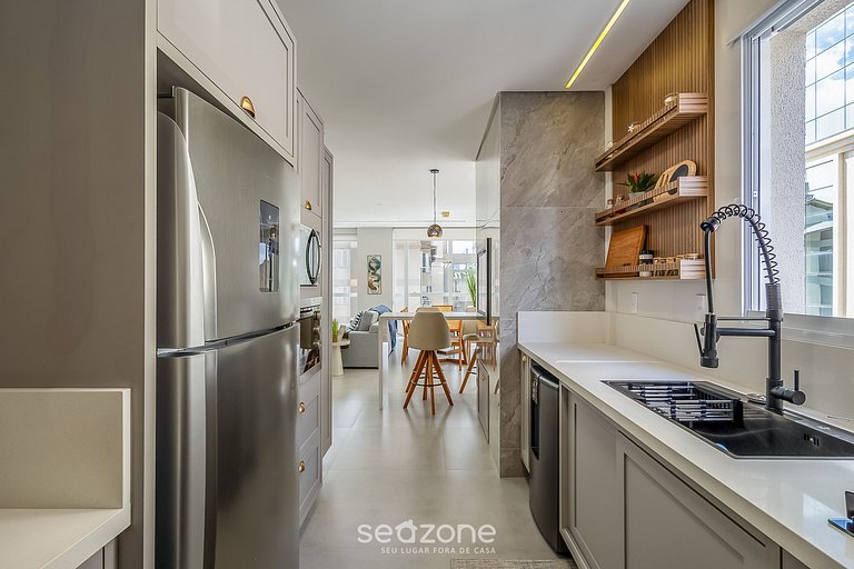 Apto 3Q moderno prox. do mar em Meia Praia EMA0201