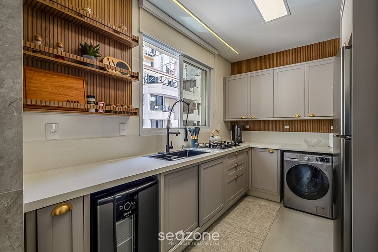 Apto 3Q moderno prox. do mar em Meia Praia EMA0201