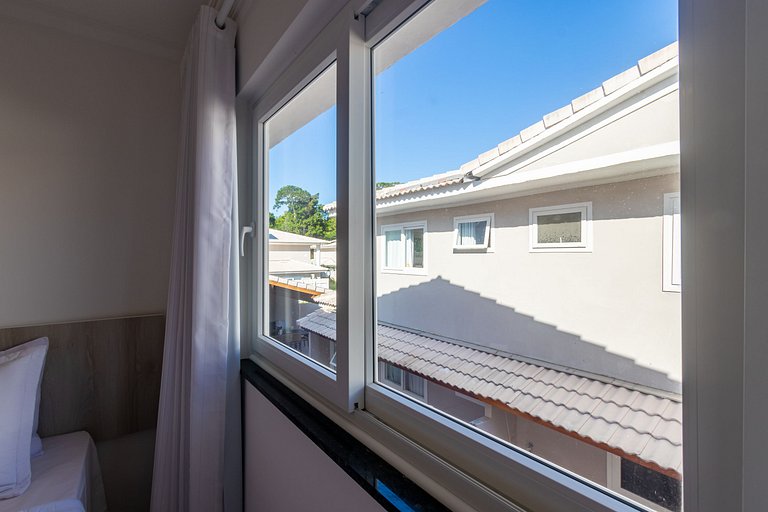 Casa em cond com piscina perto da Praia MGI025