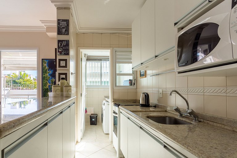 Apto espaçoso com piscina 750m da praia | CHR025