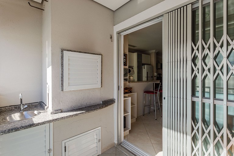 Apto espaçoso com piscina 750m da praia | CHR025