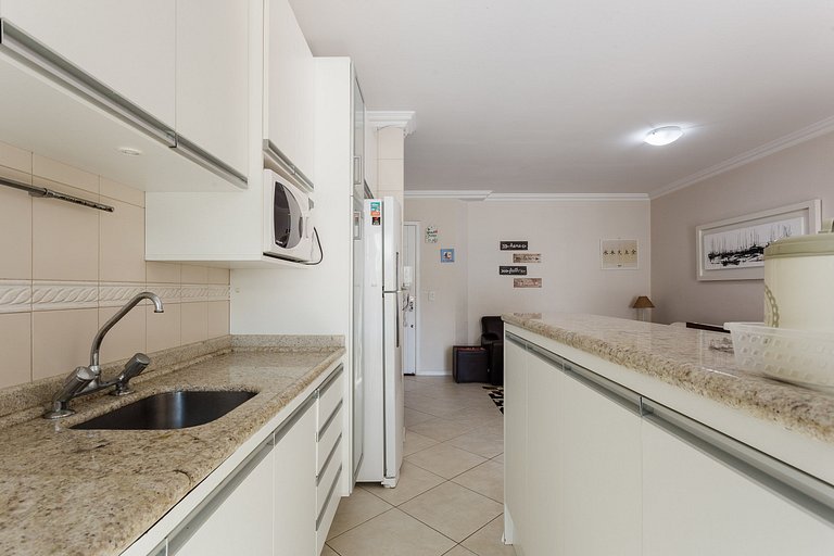 Apto espaçoso com piscina 750m da praia | CHR025