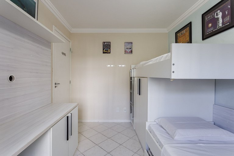 Apto espaçoso com piscina 750m da praia | CHR025