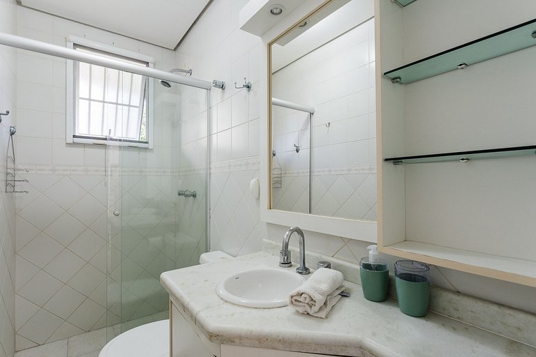 Apto espaçoso com piscina 750m da praia | CHR025