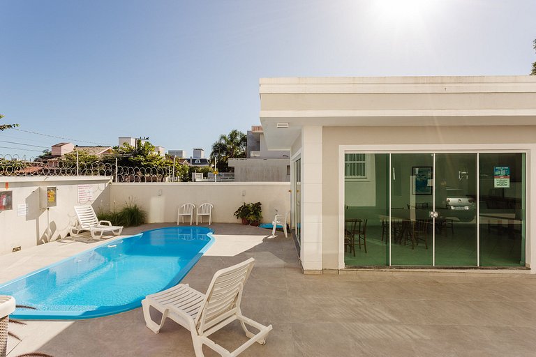 Apto espaçoso com piscina 750m da praia | CHR025