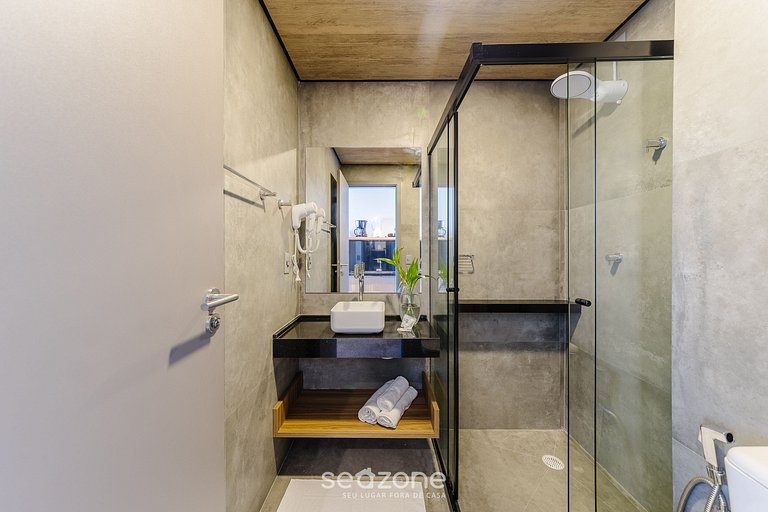 Estudio Moderno con Vista Lateral al Mar NWT1019