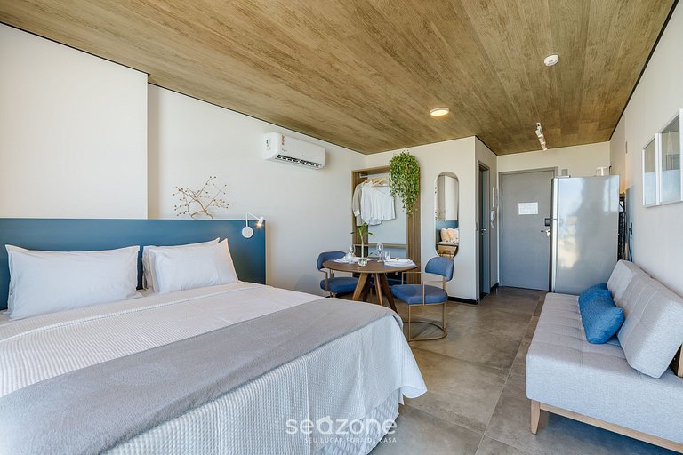 Estudio con balcón y vista lateral al mar NWT1021