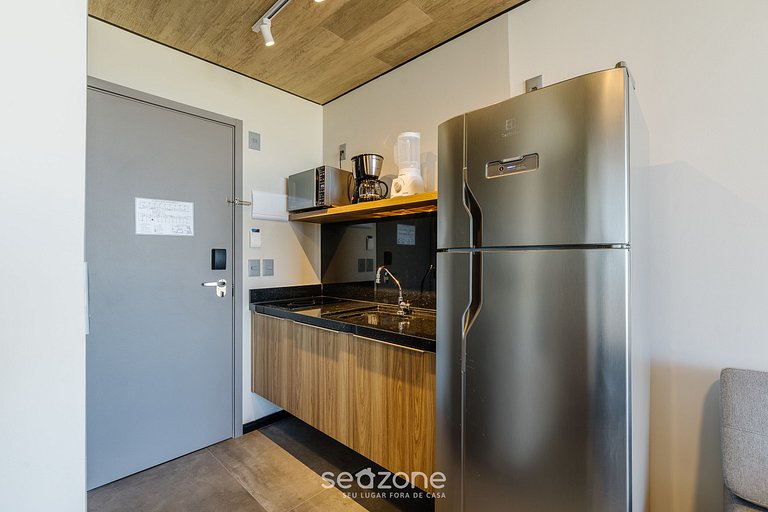 Estudio con balcón y vista lateral al mar NWT1021