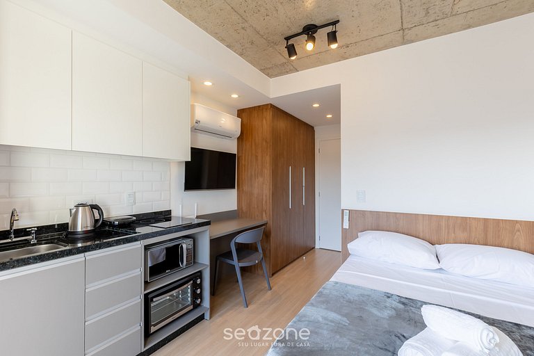 Studio em Cond. c/ academia a 350m da PUC EBI0603