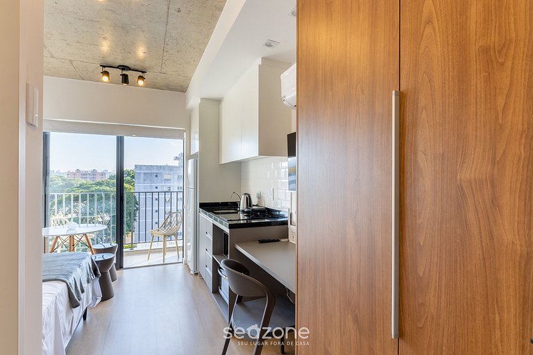 Studio em Cond. c/ academia a 350m da PUC EBI0603