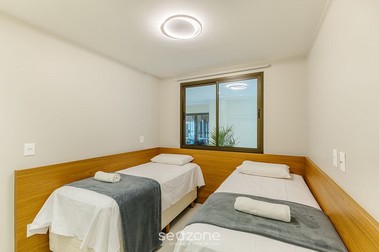 Apt em cond. c/ piscina e vista para o mar PET0008