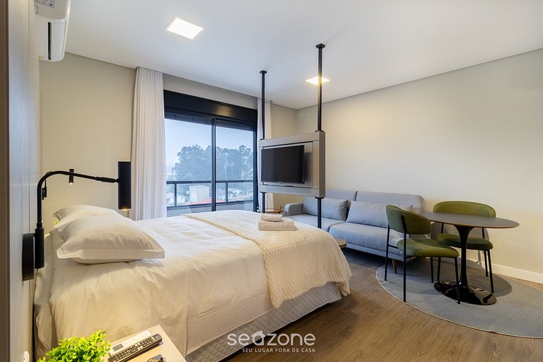 Studio c/ varanda e vista urbana – CZZ0505