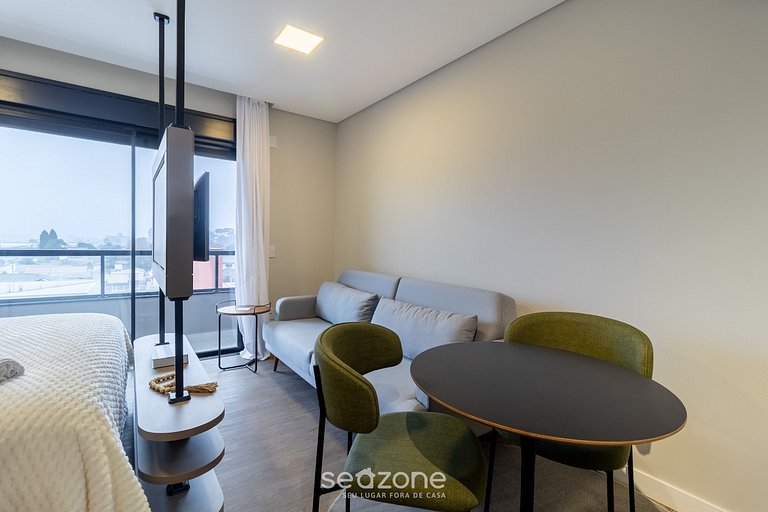 Studio c/ varanda e vista urbana – CZZ0505