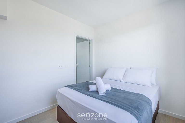 Apto c/ varanda a passos do Mar | SKL0507