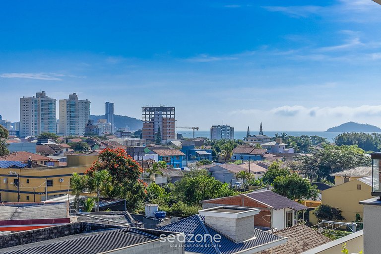 Apto c/ varanda a passos do Mar | SKL0507