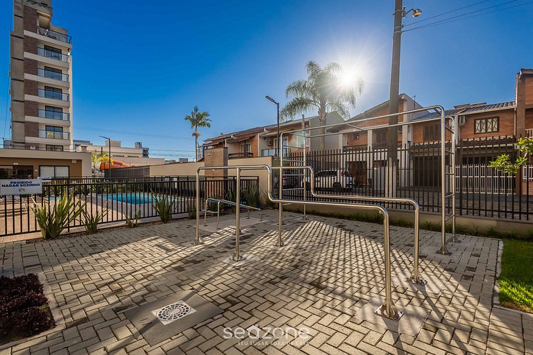Apto. c/ varanda em Cond. c/ piscina MCB0203