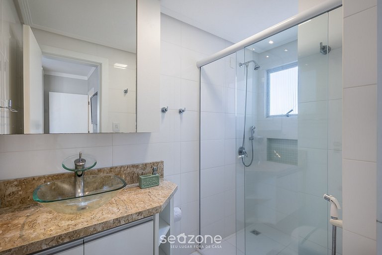 Apto c/ garagem e 2 Quartos a 60m da Praia ACO1103