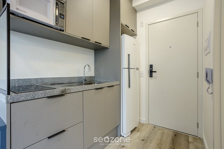 Studio c/ varanda a 450m do metrô – ENP0607