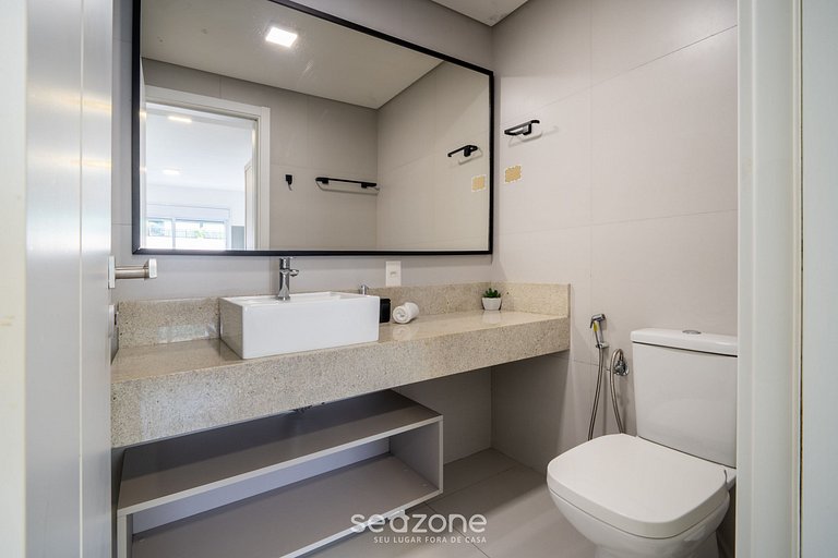 Apto novo e moderno 200m da praia de Jurerê JRR303