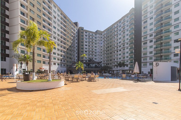 Apto 2Q em Prédio c/ Piscina prox. centro ACM0865