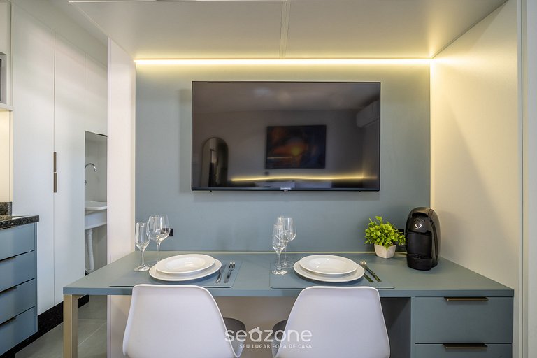 Espaço moderno c/ varanda a 10 m da Praia AAR0203