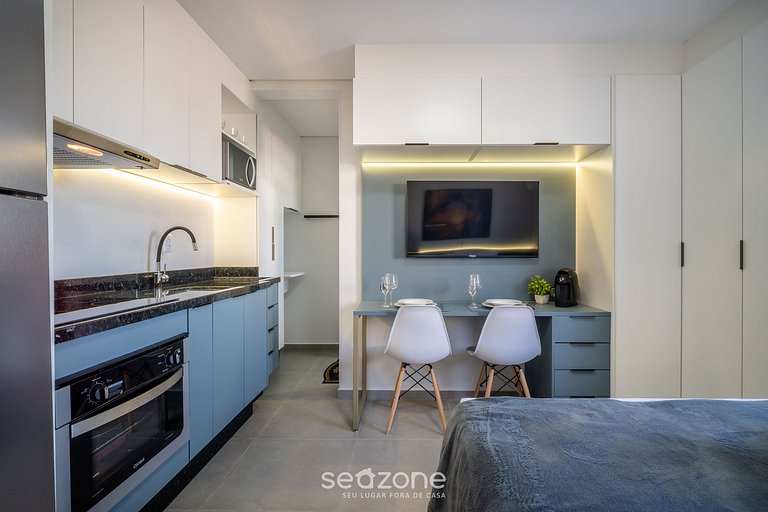 Espaço moderno c/ varanda a 10 m da Praia AAR0203