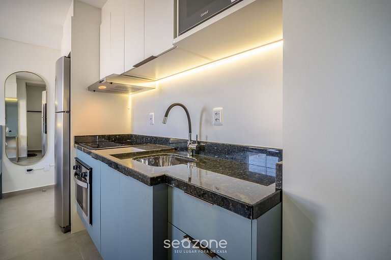 Espaço moderno c/ varanda a 10 m da Praia AAR0203