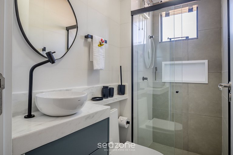 Espaço moderno c/ varanda a 10 m da Praia AAR0203
