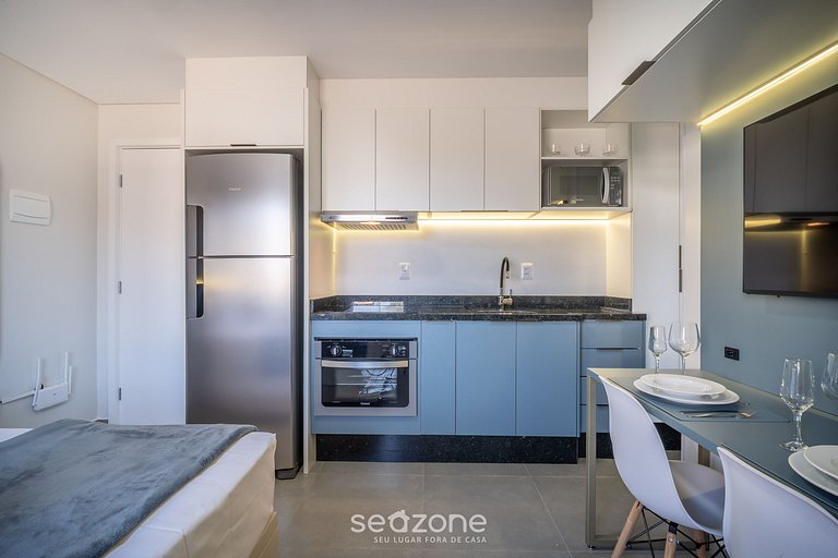 Espaço moderno c/ varanda a 10 m da Praia AAR0203