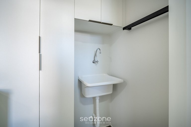 Espaço moderno c/ varanda a 10 m da Praia AAR0203